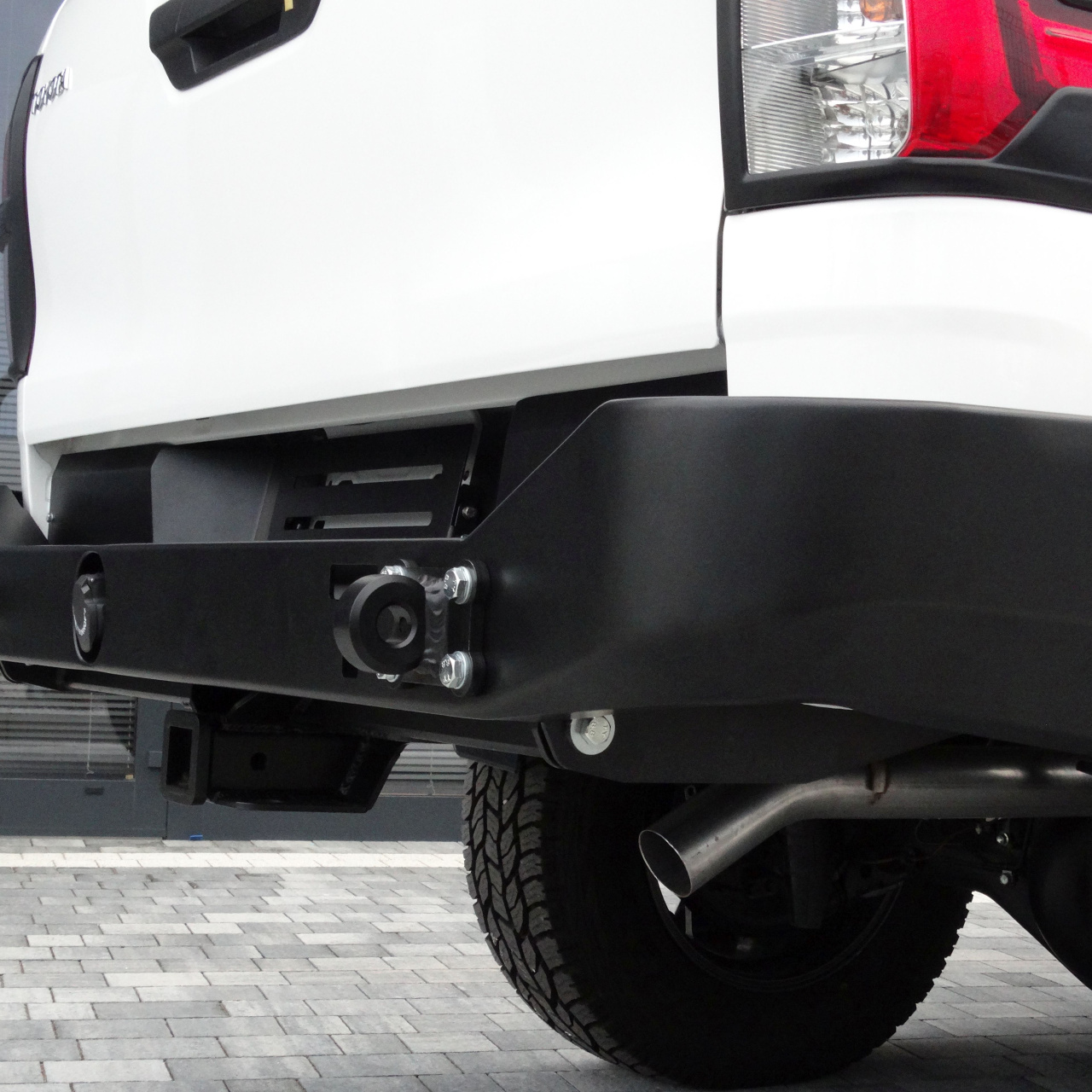 ZDERZAK TYLNY KRÓTKI (belka haka z kwadratką w zestawie) toyota Hilux